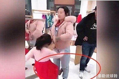 小女孩|因忘记给孩子买饮料,5岁女孩狠踹妈妈5脚,爸爸的做法太解气