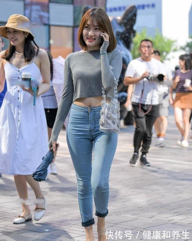 穿搭 水晶粗跟高跟鞋搭配蓝色高腰打底裤，凸显女性修长身材，气质十足！