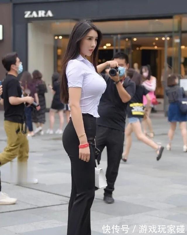 吊带 “胯大”的打底裤美女,露腿的穿搭组合很加分,魅力过人!