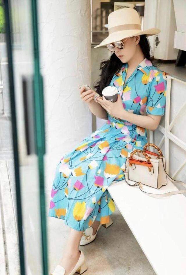 连衣裙|章小蕙奔六的年纪风韵犹存,一袭浅蓝色印花裙优雅温柔,高贵精致