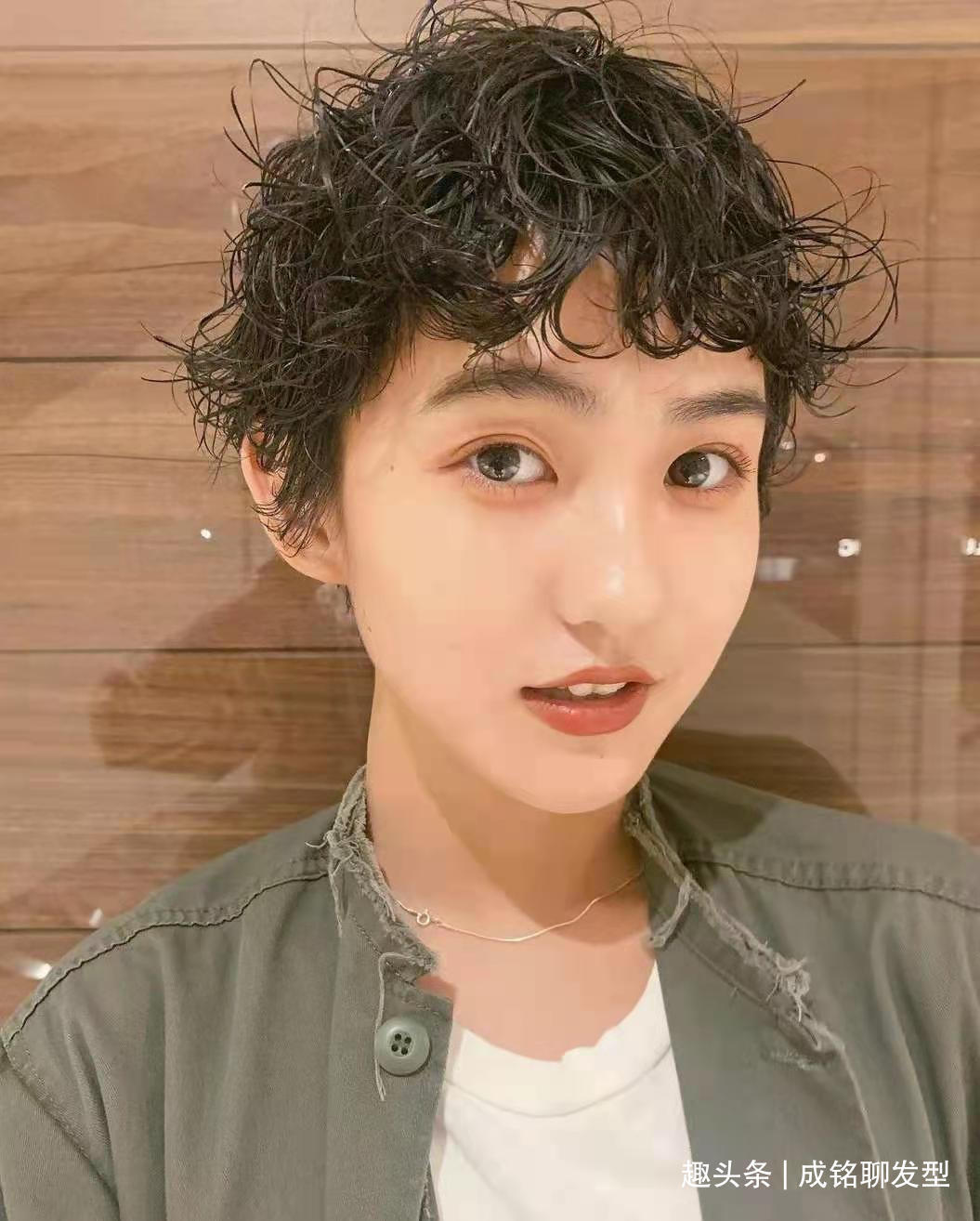 精油 烫发不会打理造型今年流行“吹不干”发型，不用造型也很时髦