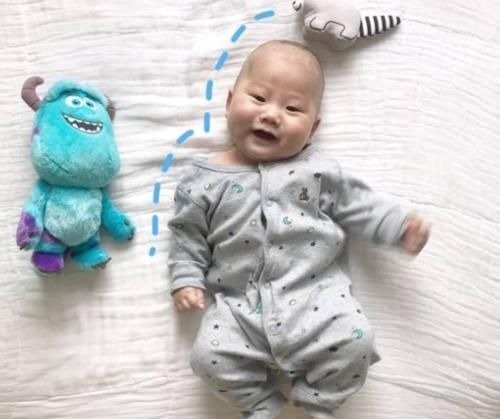 三个月|“一哭、二笑、三认母”,3个月宝宝的发育规律,有趣又可爱
