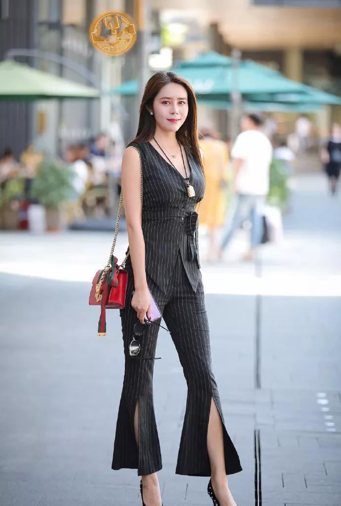 充满活力|小姐姐扎着一个小小的丸子头，让她显得青春又充满活力