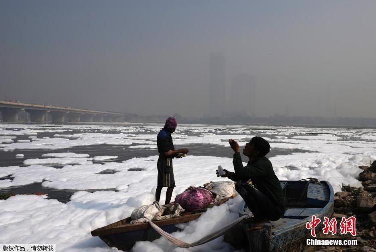 亚穆纳河|印度新德里河流遭污染 河面覆满白色泡沫