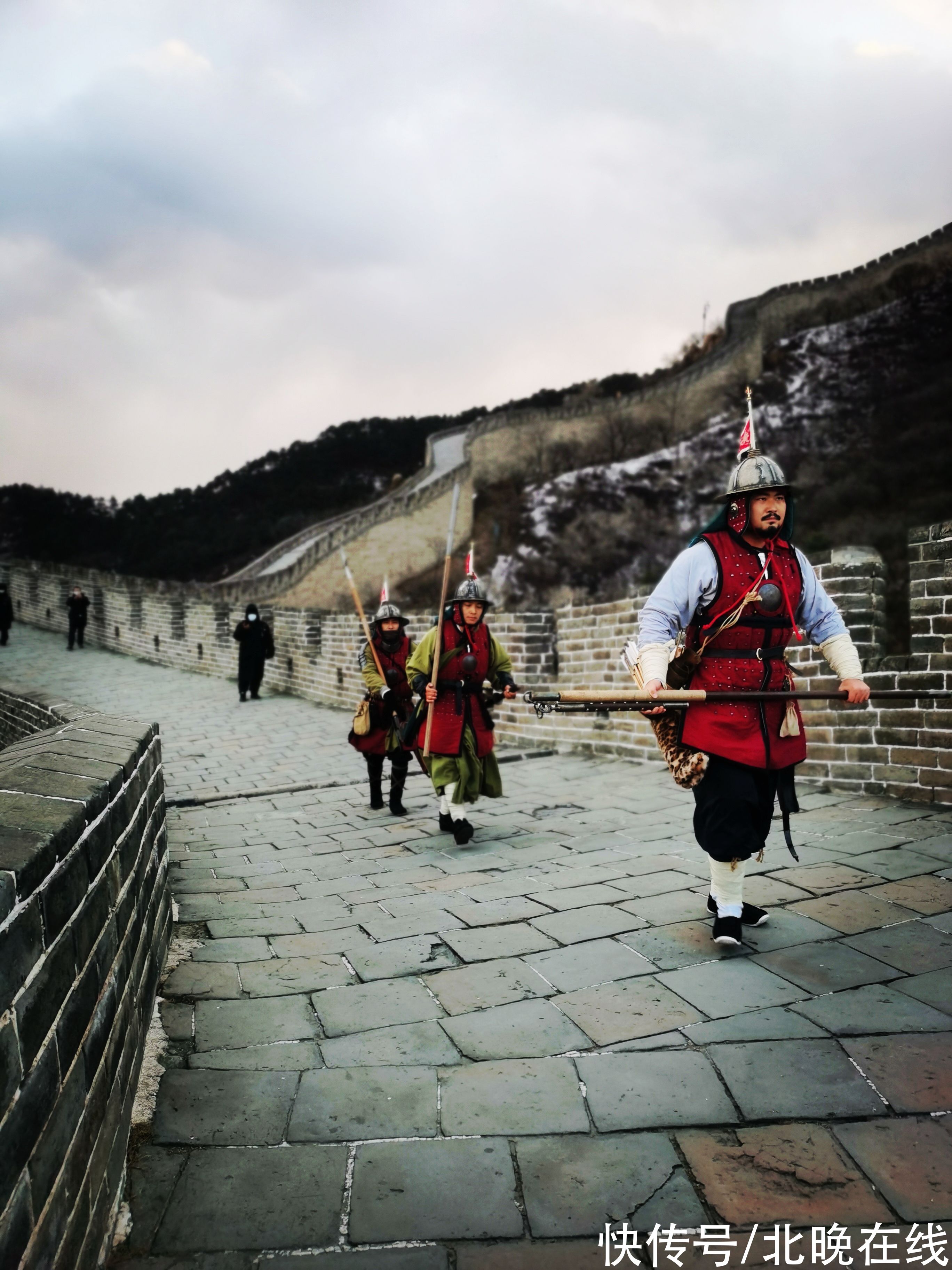 八达岭长城$会玩！500年前明小兵“穿越”到八达岭，登城戍边逛店吃雪糕