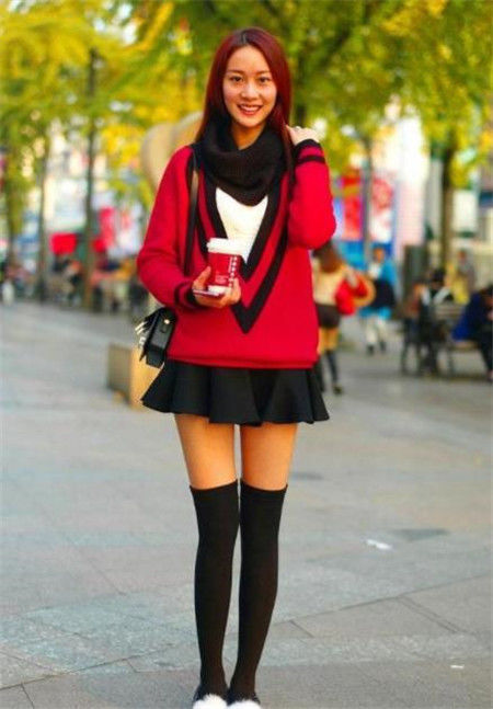 街拍：风吹裙摆美发飘，时髦佳人，你的美丽像丁香