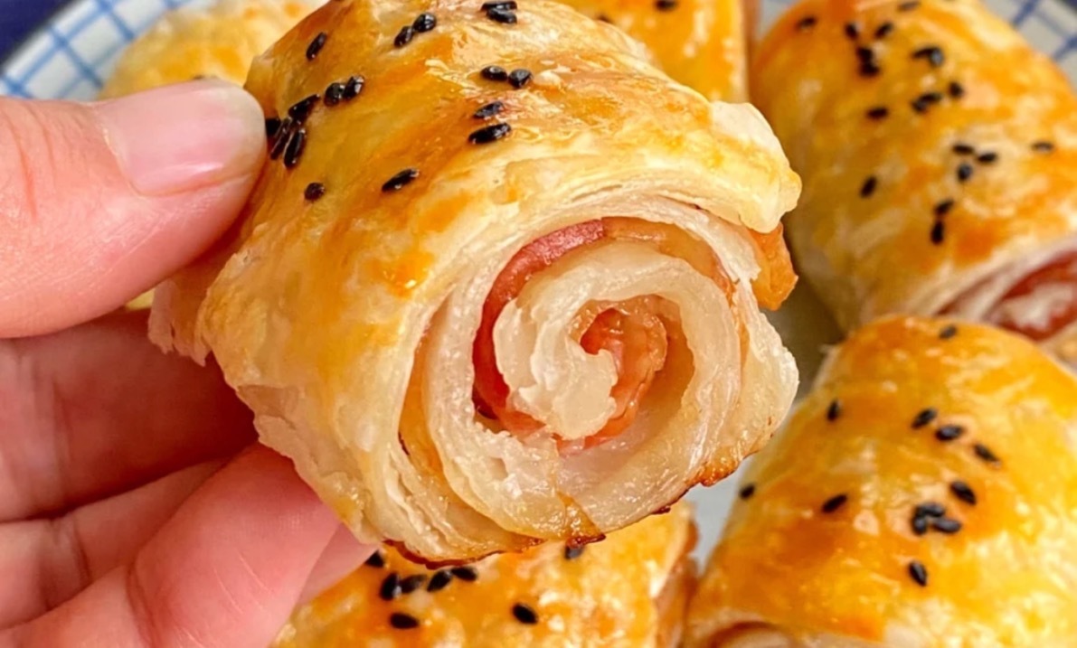 每日食谱咬一口就酥到掉渣!培根手抓饼卷,简单易学