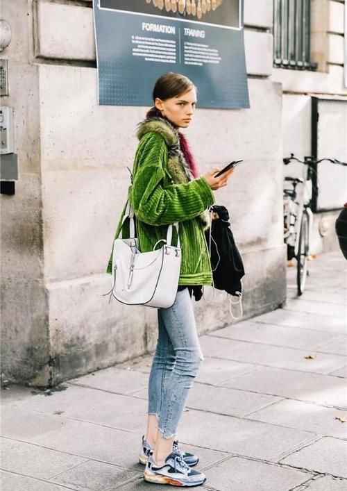 “灯芯绒”重回时尚圈，舒适保暖又显瘦，时髦精们都穿上了