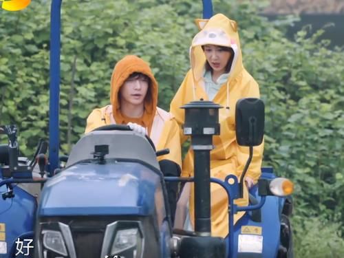 张艺兴|不愧是张老板！张艺兴在《向往5》里看书，书名相当霸道！