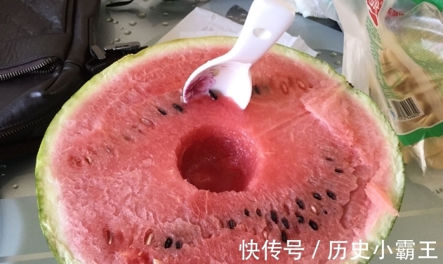 果糖|隔夜西瓜能吃吗?包保鲜膜冷藏会不会坏?别吃错了,不然自己受罪