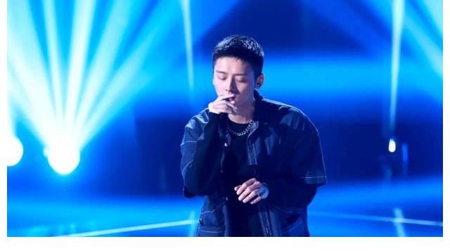 《好声音》结束后，这三位学员发单曲，她开启巡演，学员差距明显