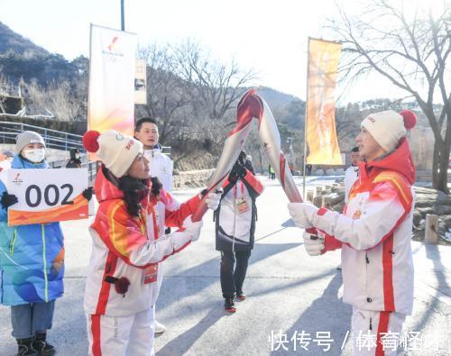 冬奥会|3名国乒队员和3名女排国手参与火炬传递，男帅女靓，巴赫也在其中