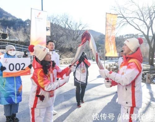 冬奥会|3名国乒队员和3名女排国手参与火炬传递,男帅女靓,巴赫也在其中