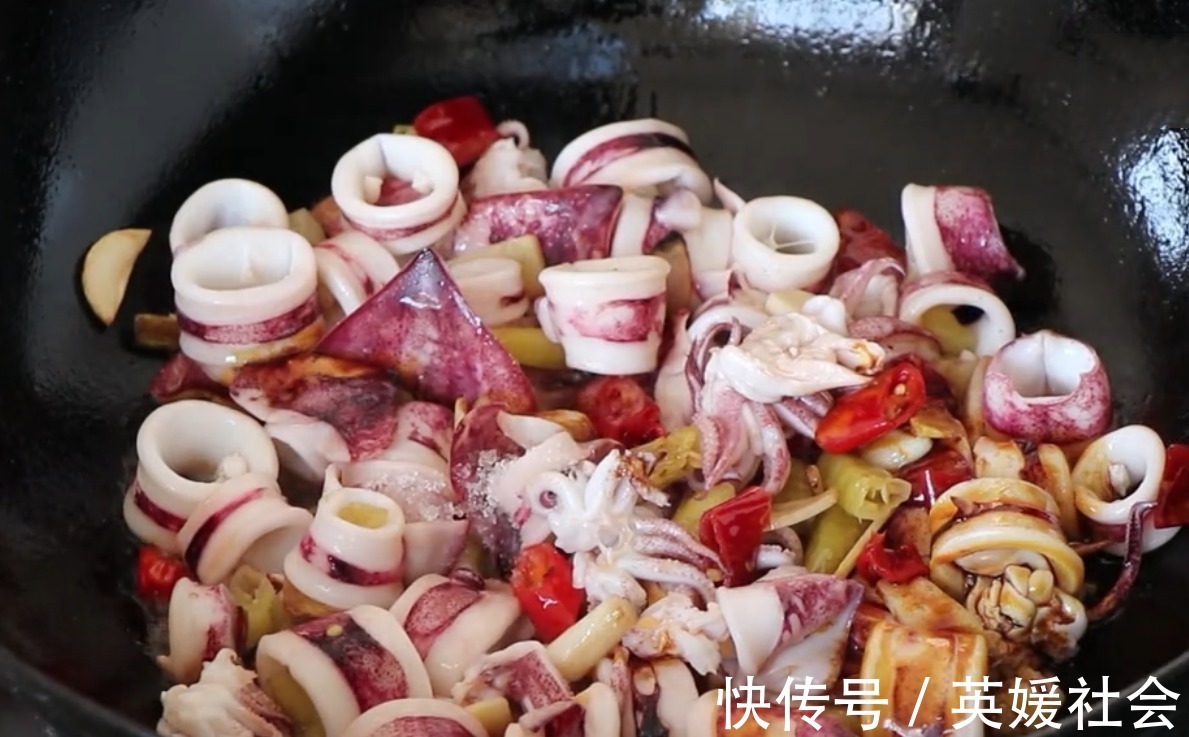 买点鱿鱼回家做美食,香辣美味,肉质Q弹,好吃到停不下来