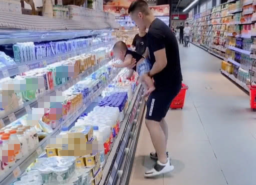 小手手|奶爸带娃“逛”超市火了,娃这年头大人真不好带,老是乱跑