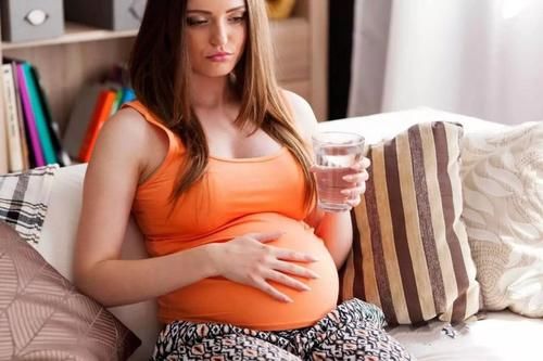孕期没少喝水，却仍查出羊水偏低，孕期喝水和羊水量有关吗