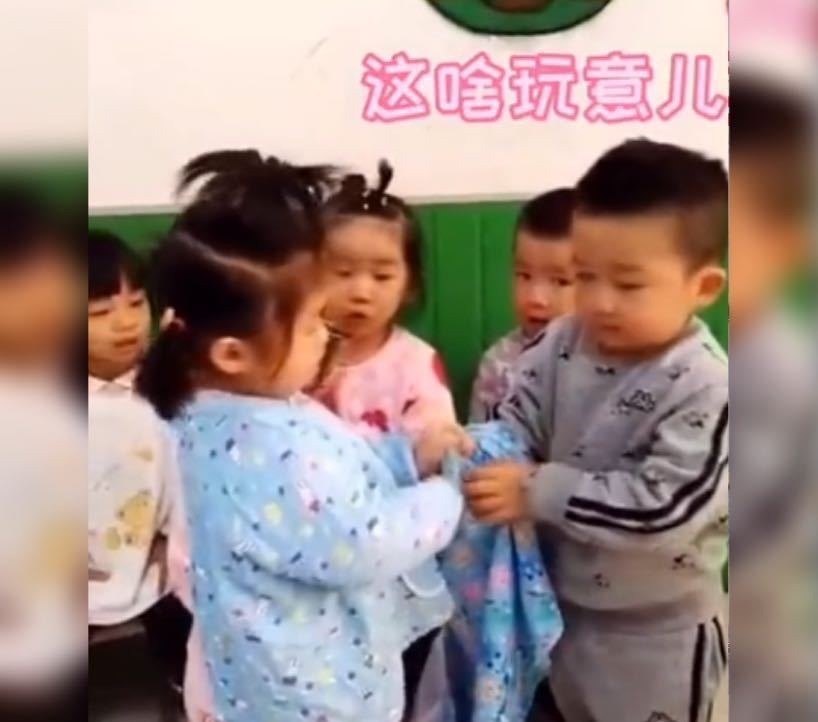 幼儿园|妹妹上幼儿园不会穿衣服,哥哥想帮忙却屡遭“挨打”,小表情亮了