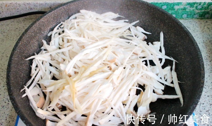 红辣椒|家再穷也要给孩子吃这菜,隔三差五吃1次,强筋骨补脑力,精神好