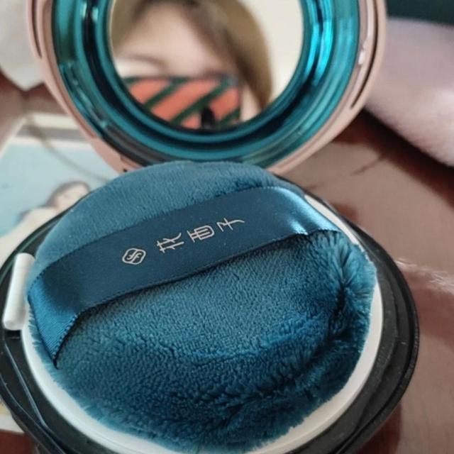 花西子|都说国货好,实则大翻车!花西子拔干卡粉,完美日记白送也不用