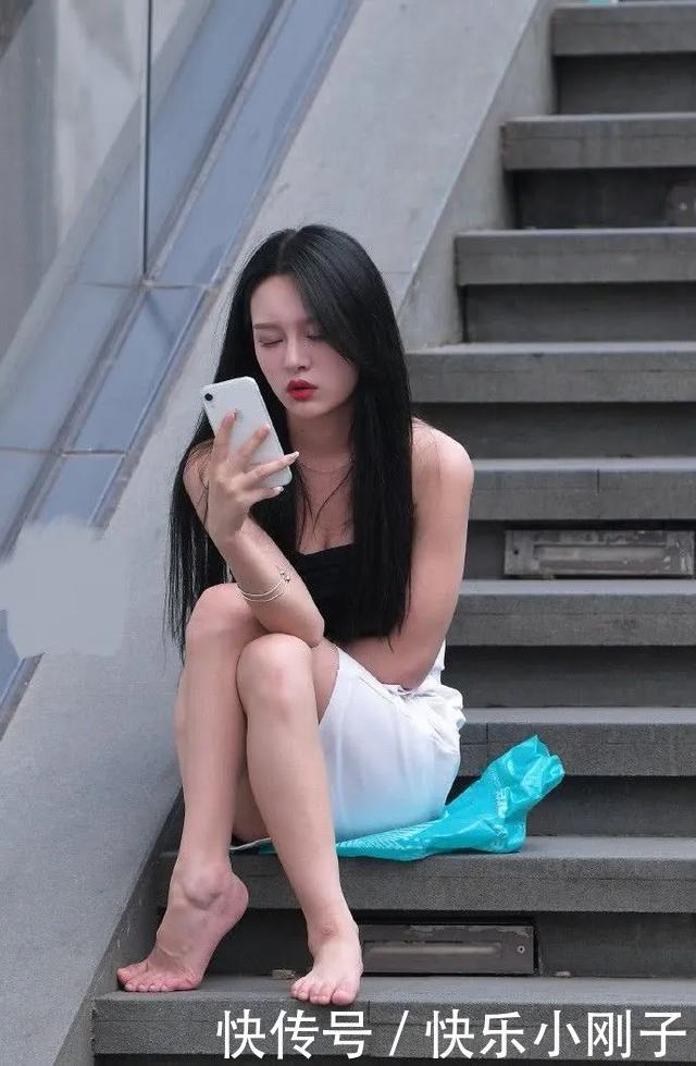 精致有型的黑白配美女,高跟鞋让女生又爱又恨啊