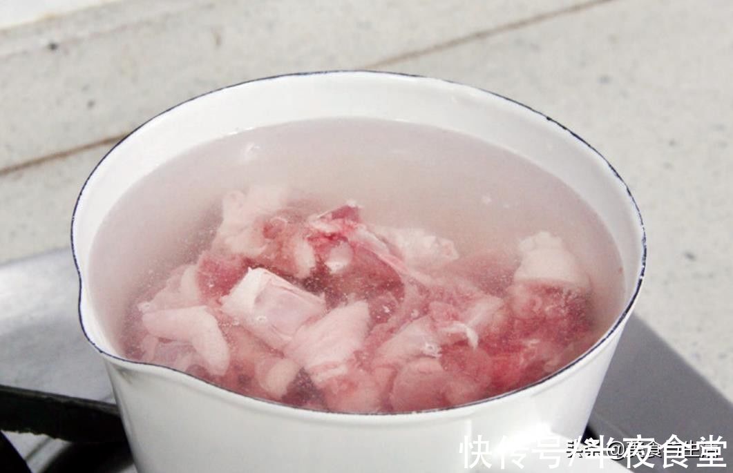 要想把黄豆鸭做得好吃，掌握这两个小窍门，鸭肉不腥，紧致有嚼劲