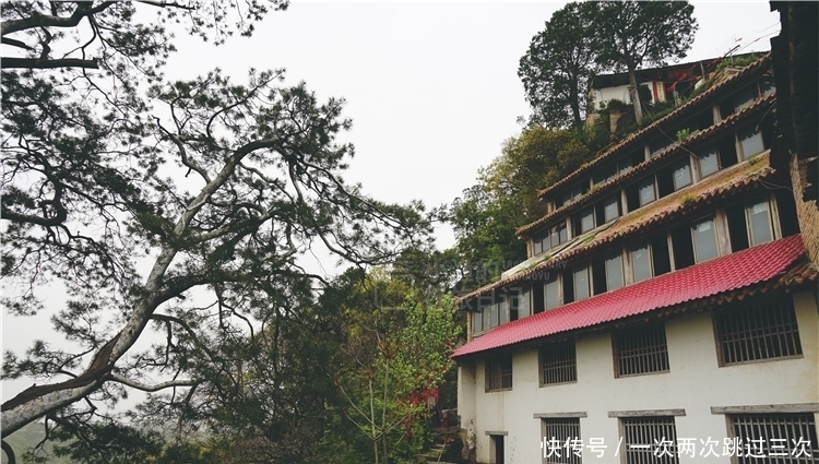 西安秦岭千年古寺，海拔1300米绝壁之巅，五层楼建筑气势太恢宏