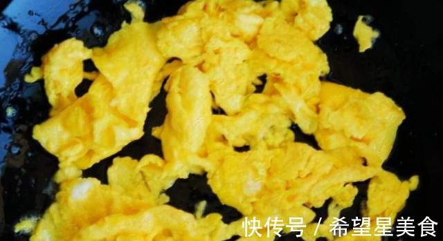 西红柿炒鸡蛋,先炒西红柿还是先炒蛋很多人做错了,难怪不好吃!