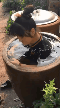 |搞笑GIF:这样的妹子 一看就不是省油的灯