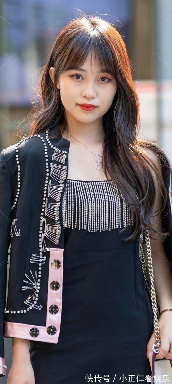 修身半袖 搭配淡色的修身半袖，衣服掖在牛仔裤子里面，烘托身体比例