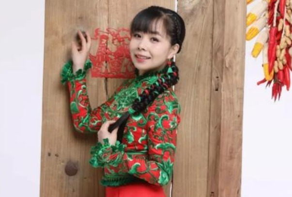 《星光大道》出来的王二妮,卫冕后又回到农村放牛,这真的值得吗