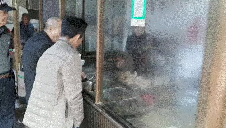 万宁人的“豪横”餐——炮肉