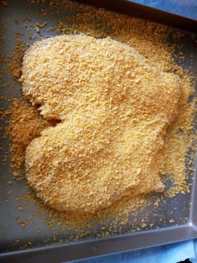 鸡排风靡大街小巷，自己动手就能做，只要会用烤箱就行