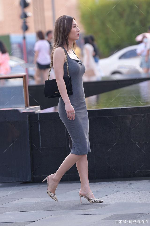 灰色休闲运动连衣裙,活力满满,青春又时尚