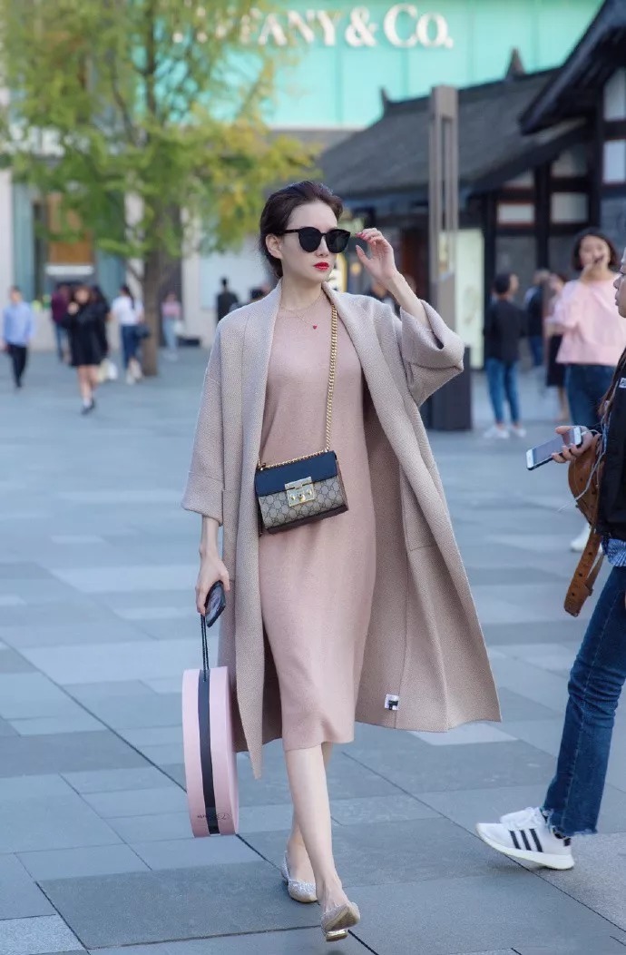 女性|街拍:职场女性搭配高跟鞋,气场时尚更有魅力