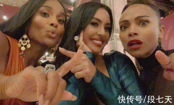 单身派对|瓦妮莎走出科比离世阴影,优雅亮相时尚秀,与友人贴脸拍照不避嫌