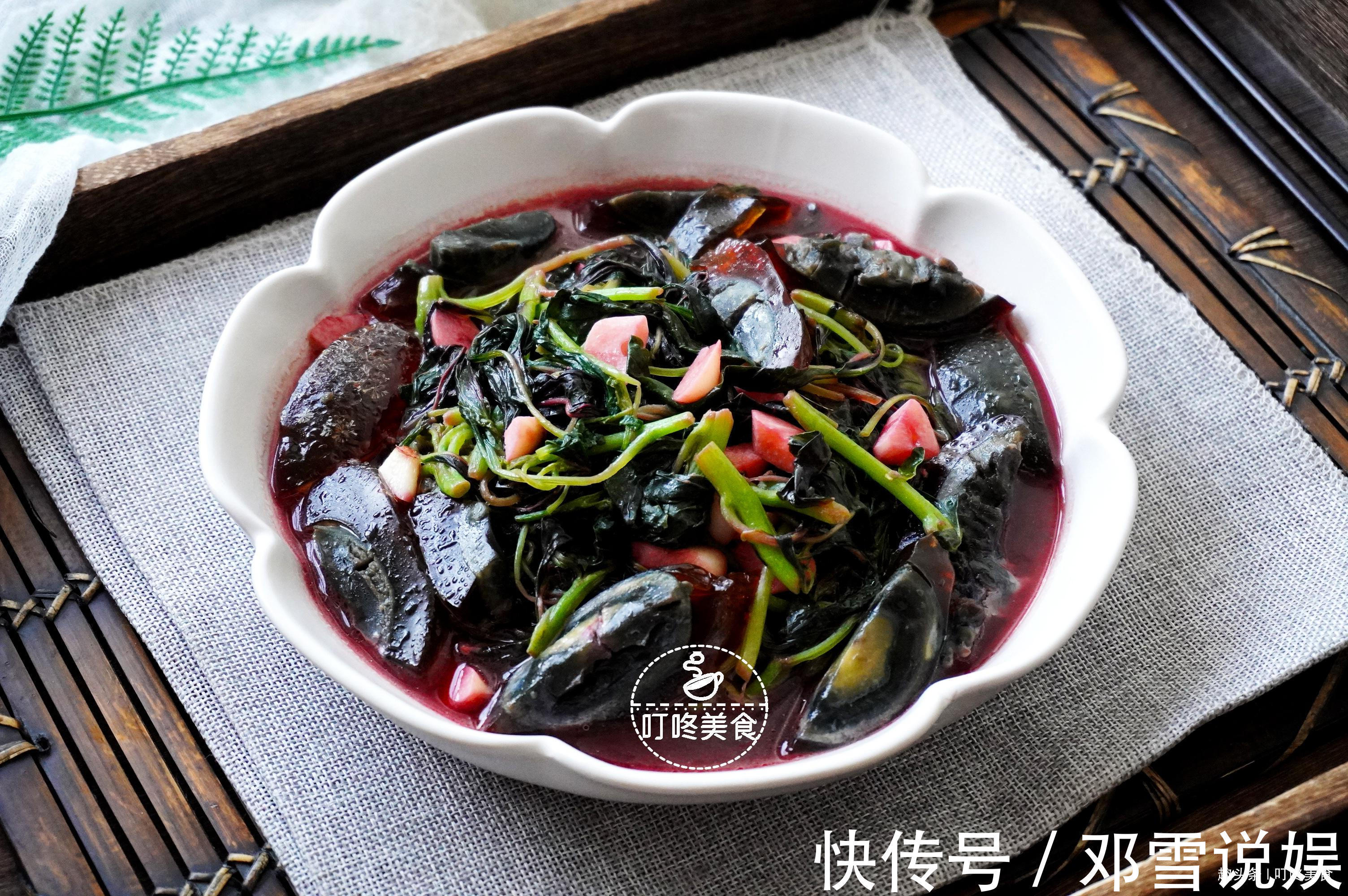 苋菜和皮蛋真是绝配，简单一炒太香了，每回上桌，几下就光盘