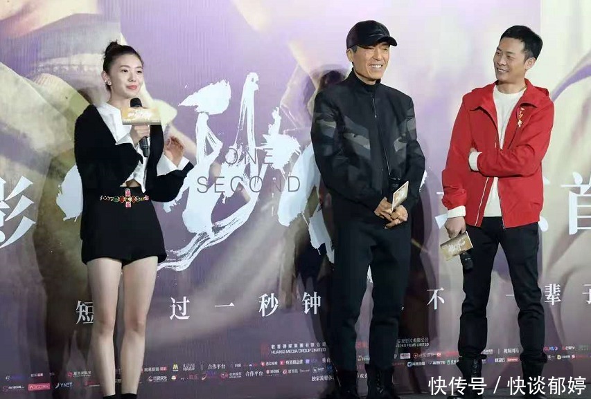 白色|刘浩存身穿黑色短裤,搭配白色内搭,一双大长腿格外抢眼