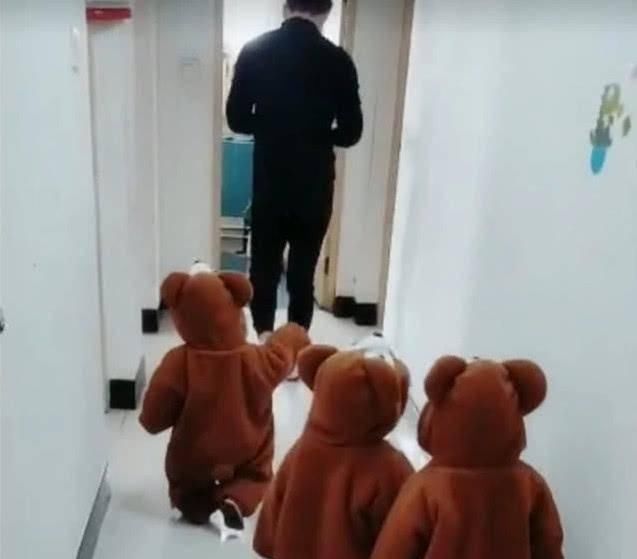 有了三胞胎后，爸爸上厕所都变成这样的画风，一旁妈妈笑抽了