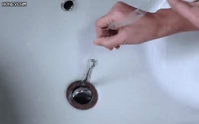 分钟|下水道堵了,她随手丢进两块药片,不到1分钟就疏通了