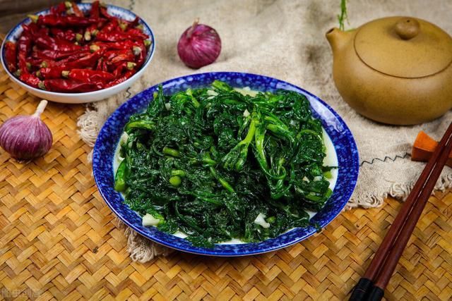 辣椒|夏天，遇到“皇帝菜”别手软，加辣椒简单一炒，清脆又新鲜