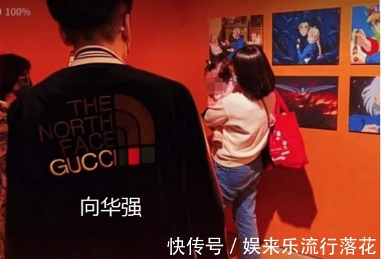向华强|向佐一家逛展被遇!郭碧婷打扮随意显发福,72岁向华强比儿子时髦