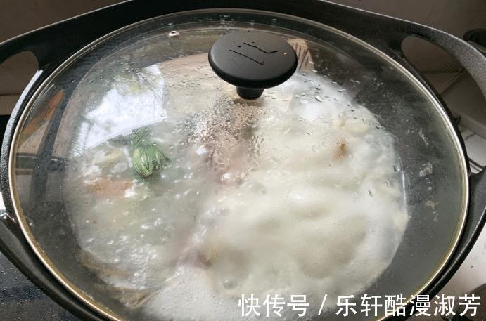 鲫鱼汤|家常鲫鱼豆腐汤的做法，简单快手，营养丰富，家人都爱吃