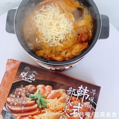 这道韩式部队火锅一上桌，全家都爱吃
