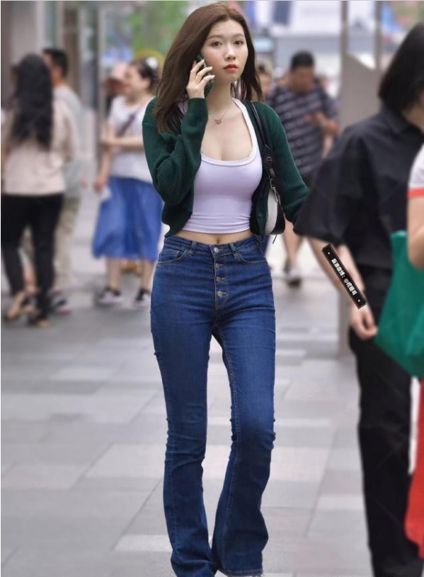 穿打底裤|街拍闺蜜三人同穿打底裤上街,舒适又利落,尽显性感欧美风气息