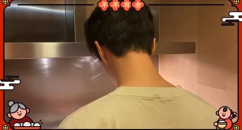 范丞丞掌勺秀拿手菜，红烧鸡翅，西红柿炒鸡蛋手到擒来，范冰冰在一旁打下手