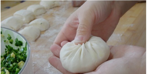 把馅饼做的皮薄如纸,这一步很重要,做法简单,凉了不硬