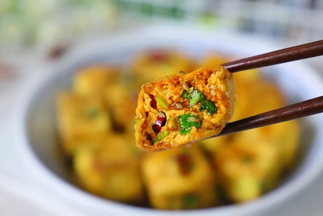 豆腐新吃法，不用油炸更健康，外酥里嫩，蘸上料汁真好吃