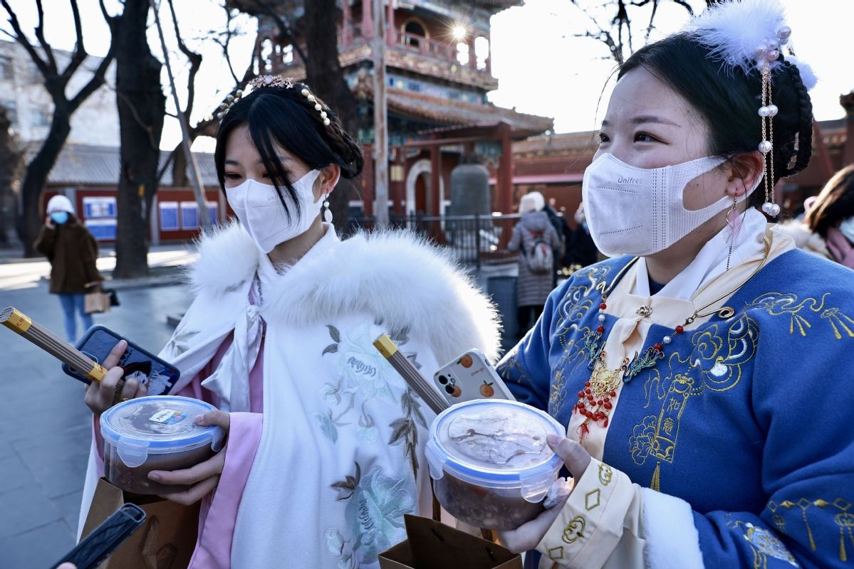 祈福|北京雍和宫举办腊八“舍粥”祈福