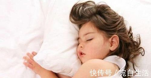 宝宝|宝宝晚上不脱衣服睡觉可以吗 都是怎么给小孩穿的, 穿对了吗