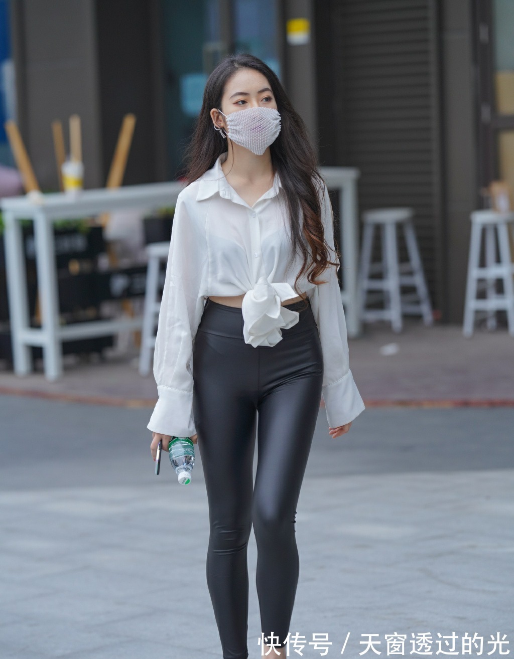 小姐姐 皮裤真是“经典”,搭配薄衬衫既显身材,又有魅力!